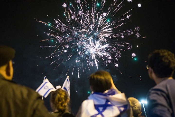 israel_fireworks people watching fireworks in israel