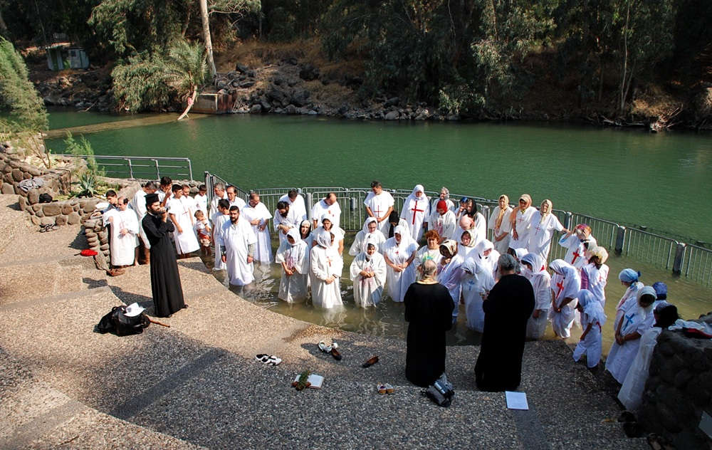 pilgrims_baptism_jordan_river1 a group of pilgrims during baptism in jordan river
