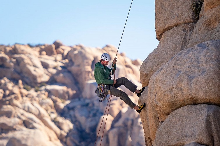 rappelling_in_the_desert rock rappelling