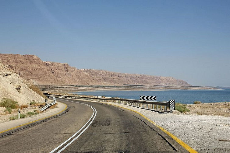 road to the dead sea road to ein bokek at the dead sea